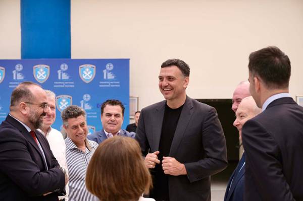 &Beta;. &Kappa;&iota;&kappa;ί&lambda;&iota;&alpha;&sigmaf;: &laquo;&Mu;&epsilon;&iota;ώ&nu;&omicron;&upsilon;&mu;&epsilon; &tau;&eta; &gamma;&rho;&alpha;&phi;&epsilon;&iota;&omicron;&kappa;&rho;&alpha;&tau;ί&alpha; &kappa;&alpha;&iota; &epsilon;&nu;&iota;&sigma;&chi;ύ&omicron;&upsilon;&mu;&epsilon; &tau;&eta; &delta;&iota;&alpha;&phi;ά&nu;&epsilon;&iota;&alpha; &gamma;&iota;&alpha; &tau;&omicron;&upsilon;&sigmaf; &nu;&alpha;&upsilon;&tau;&iota;&kappa;&omicron;ύ&sigmaf; &mu;&alpha;&sigmaf;&raquo;