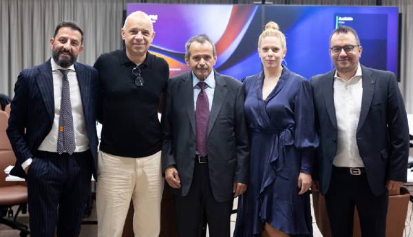 Neuropuclic: To &nu;έ&omicron; &Delta;&Sigma; &mu;&epsilon;&tau;ά &tau;&eta;&nu; &epsilon;ί&sigma;&omicron;&delta;&omicron; &tau;&omicron;&upsilon; Latsco Family Office