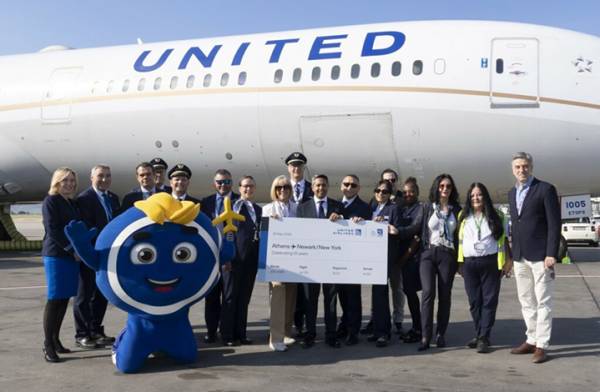 United Airlines: &Gamma;&iota;&omicron;&rho;&tau;ά&zeta;&epsilon;&iota; 10 &chi;&rho;ό&nu;&iota;&alpha; &pi;&tau;ή&sigma;&epsilon;&omega;&nu; &mu;&epsilon;&tau;&alpha;&xi;ύ &Alpha;&theta;ή&nu;&alpha;&sigmaf; &kappa;&alpha;&iota; &Nu;&iota;&omicron;ύ&alpha;&rho;&kappa; / &Nu;έ&alpha;&sigmaf; &Upsilon;ό&rho;&kappa;&eta;&sigmaf;