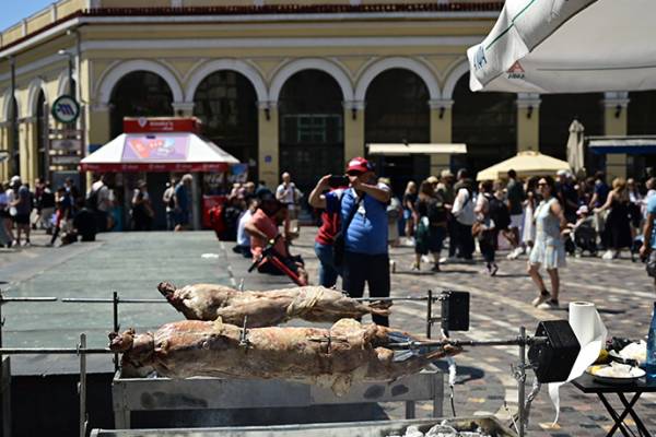 &Kappa;&alpha;&lambda;&lambda;&iota;ά&nu;&omicron;&sigmaf;: &Pi;ά&sigma;&chi;&alpha; &mu;&epsilon; &kappa;&rho;ύ&omicron; &kappa;&alpha;&iota; &pi;&iota;&theta;&alpha;&nu;έ&sigmaf; &beta;&rho;&omicron;&chi;έ&sigmaf;