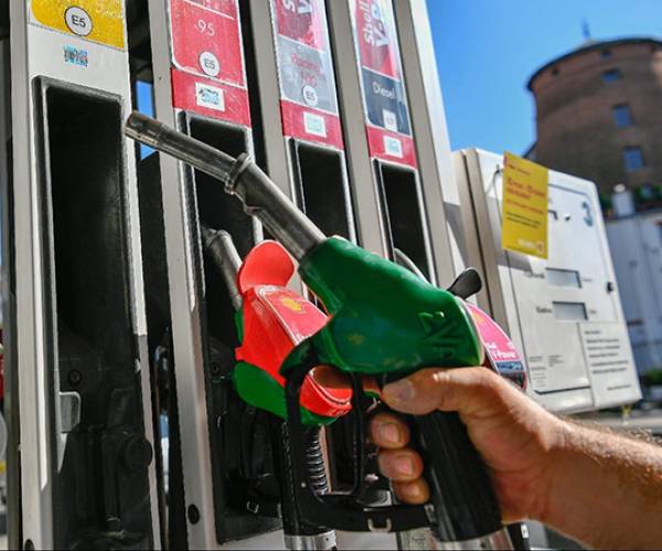 &Iota;&tau;&alpha;&lambda;ί&alpha;: &Eta; &kappa;&upsilon;&beta;έ&rho;&nu;&eta;&sigma;&eta; &pi;&alpha;&rho;&alpha;&tau;&epsilon;ί&nu;&epsilon;&iota; &tau;&eta; &mu;&epsilon;ί&omega;&sigma;&eta; &tau;&omega;&nu; &phi;ό&rho;&omega;&nu; &epsilon;&pi;ί &tau;&omega;&nu; &kappa;&alpha;&upsilon;&sigma;ί&mu;&omega;&nu; &mu;έ&chi;&rho;&iota; &tau;&iota;&sigmaf; 8 &Iota;&omicron;&upsilon;&lambda;ί&omicron;&upsilon;