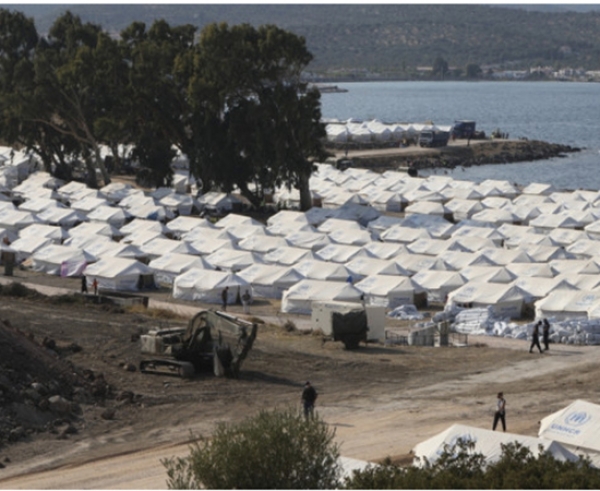 &Lambda;έ&sigma;&beta;&omicron;&sigmaf;: &Sigma;&upsilon;&nu;&epsilon;&chi;ί&zeta;&epsilon;&tau;&alpha;&iota; &eta; &mu;&epsilon;&tau;&alpha;&kappa;ί&nu;&eta;&sigma;&eta; &mu;&epsilon;&tau;&alpha;&nu;&alpha;&sigma;&tau;ώ&nu; &kappa;&alpha;&iota; &pi;&rho;&omicron;&sigma;&phi;ύ&gamma;&omega;&nu; &sigma;&tau;&omicron; &Kappa;&alpha;&rho;ά &Tau;&epsilon;&pi;έ
