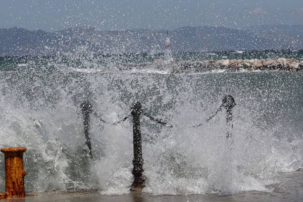 &Kappa;&alpha;&tau;&alpha;&iota;&gamma;ί&delta;&epsilon;&sigmaf;, &theta;&upsilon;&epsilon;&lambda;&lambda;ώ&delta;&epsilon;&iota;&sigmaf; ά&nu;&epsilon;&mu;&omicron;&iota; &kappa;&alpha;&iota; &chi;&iota;ό&nu;&iota;&alpha; &alpha;&pi;ό &tau;&omicron; &mu;&epsilon;&sigma;&eta;&mu;έ&rho;&iota; &tau;&eta;&sigmaf; &Pi;&alpha;&rho;&alpha;&sigma;&kappa;&epsilon;&upsilon;ή&sigmaf;
