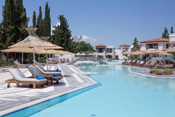 &Omicron; ό&mu;&iota;&lambda;&omicron;&sigmaf; Zeus International Hotels &amp; Resorts &alpha;&pi;&omicron;&kappa;&tau;ά &tau;&omicron; Eretria Hotel &amp; Spa Resort