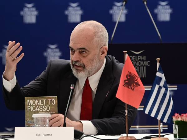 &Sigma;&tau;&omicron; &kappa;&lambda;&epsilon;&iota;&sigma;&tau;ό &Gamma;&alpha;&lambda;&alpha;&tau;&sigma;ί&omicron;&upsilon; &eta; &sigma;&upsilon;&gamma;&kappa;έ&nu;&tau;&rho;&omega;&sigma;&eta; &tau;&omicron;&upsilon; &Alpha;&lambda;&beta;&alpha;&nu;&omicron;ύ &pi;&rho;&omega;&theta;&upsilon;&pi;&omicron;&upsilon;&rho;&gamma;&omicron;ύ Έ&nu;&tau;&iota; &Rho;ά&mu;&alpha; &gamma;&iota;&alpha; &tau;&omicron;&upsilon;&sigmaf; &omicron;&mu;&omicron;&gamma;&epsilon;&nu;&epsilon;ί&sigmaf;