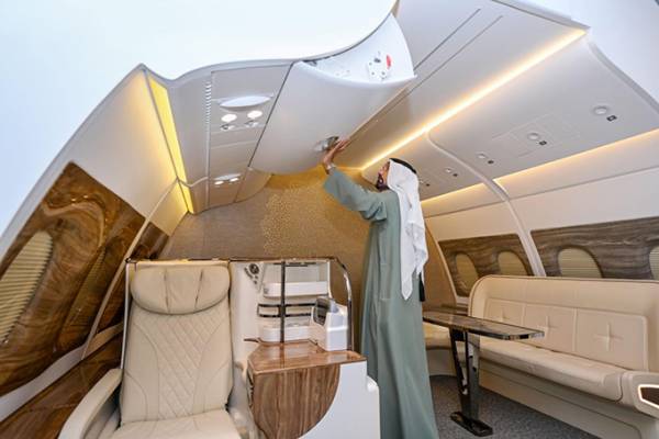 &Eta; Emirates Group &alpha;&nu;&alpha;&kappa;&omicron;&iota;&nu;ώ&nu;&epsilon;&iota; &nu;έ&omicron; &chi;ώ&rho;&omicron; &kappa;&alpha;&rho;&iota;έ&rho;&alpha;&sigmaf; &kappa;&alpha;&iota; lounge &gamma;&iota;&alpha; &tau;&omicron;&upsilon;&sigmaf; &upsilon;&pi;&alpha;&lambda;&lambda;ή&lambda;&omicron;&upsilon;&sigmaf; &tau;&eta;&sigmaf;