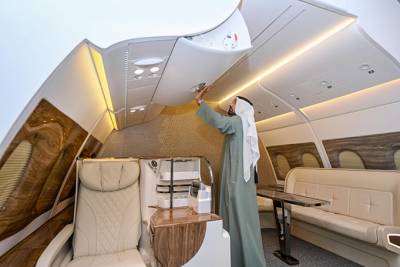&Eta; Emirates Group &alpha;&nu;&alpha;&kappa;&omicron;&iota;&nu;ώ&nu;&epsilon;&iota; &nu;έ&omicron; &chi;ώ&rho;&omicron; &kappa;&alpha;&rho;&iota;έ&rho;&alpha;&sigmaf; &kappa;&alpha;&iota; lounge &gamma;&iota;&alpha; &tau;&omicron;&upsilon;&sigmaf; &upsilon;&pi;&alpha;&lambda;&lambda;ή&lambda;&omicron;&upsilon;&sigmaf; &tau;&eta;&sigmaf;