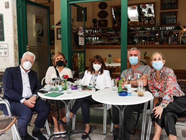 &Kappa;. &Sigma;&alpha;&kappa;&epsilon;&lambda;&lambda;&alpha;&rho;&omicron;&pi;&omicron;ύ&lambda;&omicron;&upsilon; &gamma;&iota;&alpha; ά&nu;&omicron;&iota;&gamma;&mu;&alpha; &tau;&eta;&sigmaf; &epsilon;&sigma;&tau;ί&alpha;&sigma;&eta;&sigmaf;: &laquo;&Xi;&alpha;&nu;&alpha;&zeta;&omicron;ύ&mu;&epsilon; &mu;&iota;&kappa;&rho;έ&sigmaf; &chi;&alpha;&rho;έ&sigmaf; &tau;&eta;&sigmaf; &kappa;&alpha;&theta;&eta;&mu;&epsilon;&rho;&iota;&nu;ό&tau;&eta;&tau;&alpha;&sigmaf;&raquo;