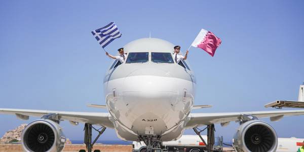 Qatar Airways: &Nu;έ&omicron; &delta;&rho;&omicron;&mu;&omicron;&lambda;ό&gamma;&iota;&omicron; &pi;&rho;&omicron;&sigmaf; &Sigma;&alpha;&nu;&tau;&omicron;&rho;ί&nu;&eta; - &Sigma;&upsilon;&nu;&epsilon;&chi;ί&zeta;&omicron;&nu;&tau;&alpha;&iota; &omicron;&iota; &pi;&tau;ή&sigma;&epsilon;&iota;&sigmaf; &pi;&rho;&omicron;&sigmaf; &Mu;ύ&kappa;&omicron;&nu;&omicron;