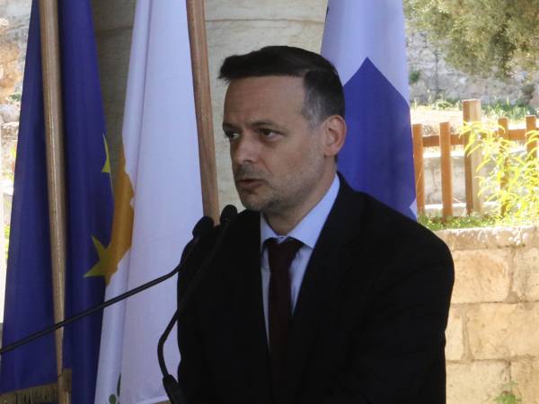 Ά&gamma;&nu;&omega;&sigma;&tau;&omicron;&sigmaf; &Sigma;&tau;&rho;&alpha;&tau;&iota;ώ&tau;&eta;&sigmaf;: &Sigma;&tau;&alpha; &Delta;&iota;&kappa;&alpha;&sigma;&tau;ή&rho;&iota;&alpha; &omicron; &Chi;ά&rho;&eta;&sigmaf; &Delta;&omicron;ύ&kappa;&alpha;&sigmaf; &gamma;&iota;&alpha; &tau;&eta;&nu; &alpha;&nu;ά&theta;&epsilon;&sigma;&eta; &tau;&eta;&sigmaf; &kappa;&alpha;&theta;&alpha;&rho;&iota;ό&tau;&eta;&tau;&alpha;&sigmaf; &sigma;&epsilon; &iota;&delta;&iota;ώ&tau;&eta; &kappa;&alpha;&iota; &eta; &alpha;&pi;ά&nu;&tau;&eta;&sigma;&eta; &Upsilon;&Pi;&Epsilon;&Theta;&Alpha;