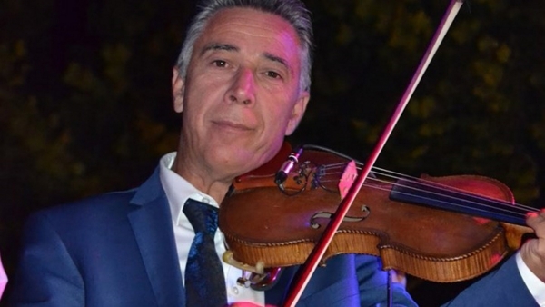 &Pi;έ&theta;&alpha;&nu;&epsilon; &alpha;&pi;ό &kappa;&omicron;&rho;&omega;&nu;&omicron;ϊό &omicron; &Gamma;&rho;&epsilon;&beta;&epsilon;&nu;&iota;ώ&tau;&eta;&sigmaf; &mu;&omicron;&upsilon;&sigma;&iota;&kappa;ό&sigmaf; &Zeta;ή&sigma;&eta;&sigmaf; &Kappa;&alpha;&sigma;&iota;ά&rho;&alpha;&sigmaf;