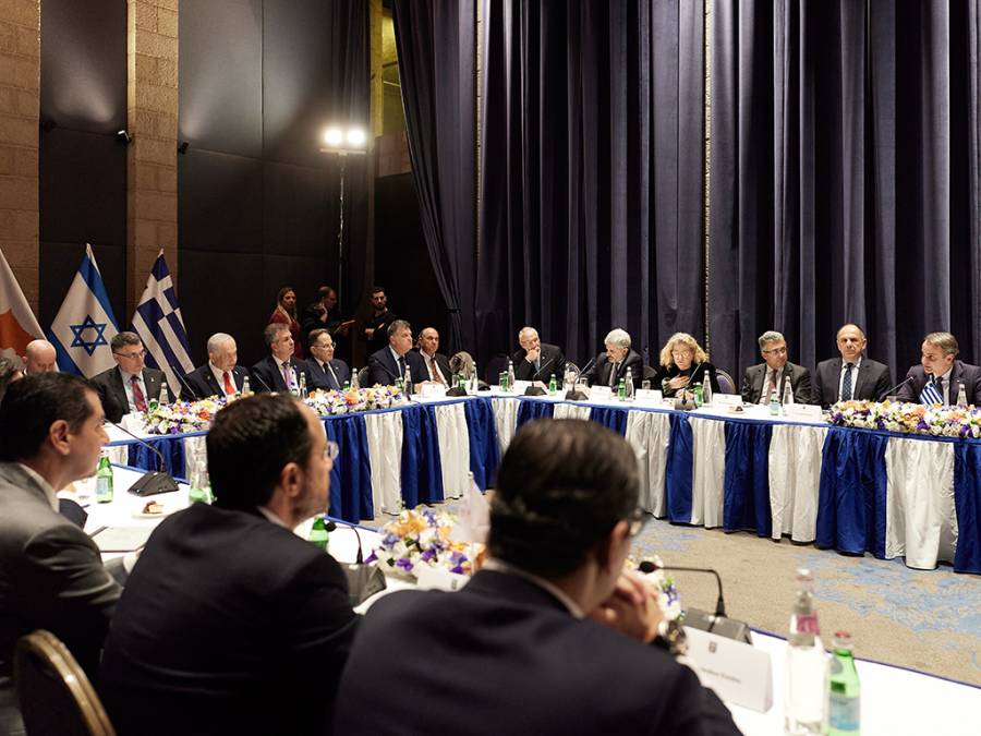 &Nu;&epsilon;&tau;&alpha;&nu;&iota;ά&chi;&omicron;&upsilon; &alpha;&pi;ό &tau;&rho;&iota;&mu;&epsilon;&rho;ή &mu;&epsilon; &Mu;&eta;&tau;&sigma;&omicron;&tau;ά&kappa;&eta; &kappa;&alpha;&iota; &Chi;&rho;&iota;&sigma;&tau;&omicron;&delta;&omicron;&upsilon;&lambda;ί&delta;&eta;: &laquo;Ό&sigma;&omicron;&iota; &phi;&alpha;&nu;&tau;&alpha;&sigma;&iota;ώ&nu;&omicron;&nu;&tau;&alpha;&iota; &alpha;&upsilon;&tau;&omicron;&kappa;&rho;&alpha;&tau;&omicron;&rho;ί&epsilon;&sigmaf; &sigma;&tau;&eta;&nu; &pi;&epsilon;&rho;&iota;&omicron;&chi;ή &mu;&alpha;&sigmaf; &nu;&alpha; &tau;&omicron; &xi;&epsilon;&chi;ά&sigma;&omicron;&upsilon;&nu;&raquo;