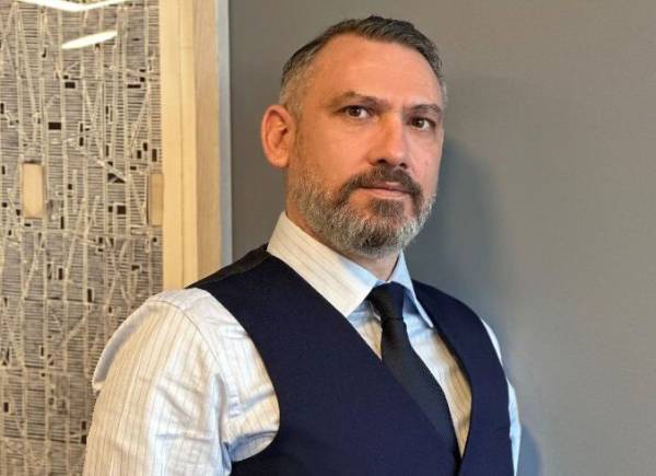 &Omicron; &Chi;&rho;ή&sigma;&tau;&omicron;&sigmaf; &Pi;&rho;&omicron;&kappa;&omicron;&pi;ί&omicron;&upsilon; &nu;έ&omicron;&sigmaf; Senior Manager &sigma;&tau;&omicron; Marine &tau;&eta;&sigmaf; Howden