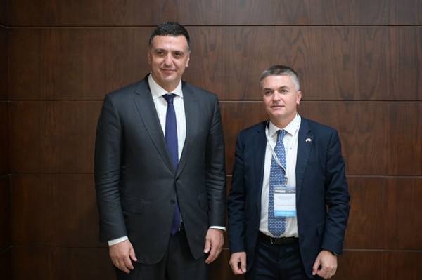 &Kappa;ά&iota;&rho;&omicron;: &Kappa;&iota;&kappa;ί&lambda;&iota;&alpha;&sigmaf; &mu;&epsilon; Edoardo Rixi &ndash; &Delta;&iota;&epsilon;&upsilon;&rho;ύ&nu;&epsilon;&tau;&alpha;&iota; &eta; &sigma;&upsilon;&nu;&epsilon;&rho;&gamma;&alpha;&sigma;ί&alpha; &Epsilon;&lambda;&lambda;ά&delta;&alpha;&sigmaf; - &Iota;&tau;&alpha;&lambda;ί&alpha;&sigmaf; &sigma;&tau;&eta; &nu;&alpha;&upsilon;&tau;&iota;&lambda;ί&alpha;