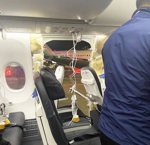 Alaska Airlines: &Kappa;&alpha;&theta;&eta;&lambda;ώ&nu;&epsilon;&iota; ό&lambda;&omicron; &tau;&omicron;&nu; &sigma;&tau;ό&lambda;&omicron; &tau;&omega;&nu; Boeing 737 Max &mu;&epsilon;&tau;ά &tau;&eta;&nu; &alpha;&pi;&omicron;&kappa;ό&lambda;&lambda;&eta;&sigma;&eta; &pi;&alpha;&rho;&alpha;&theta;ύ&rho;&omicron;&upsilon; &epsilon;&nu; &pi;&tau;ή&sigma;&epsilon;&iota;