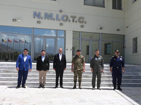 &Sigma;&tau;&eta; &Sigma;&omicron;ύ&delta;&alpha; &Delta;έ&nu;&delta;&iota;&alpha;&sigmaf;, &Chi;&alpha;&rho;&delta;&alpha;&lambda;&iota;ά&sigmaf; &kappa;&alpha;&iota; &pi;&rho;έ&sigma;&beta;&eta;&sigmaf; &tau;&omega;&nu; &Eta;&Pi;&Alpha; &sigma;&tau;&eta; &sigma;&tau;&alpha;&tau;&iota;&kappa;ή έ&kappa;&theta;&epsilon;&sigma;&eta; &tau;&omega;&nu; F-35