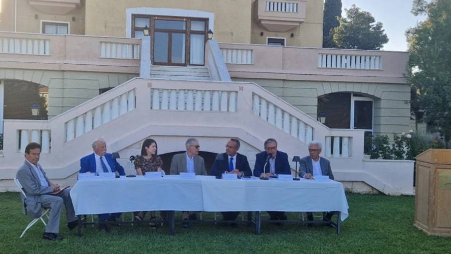 &Omicron; &upsilon;&pi;&omicron;&upsilon;&rho;&gamma;ό&sigmaf; &Chi;&rho;ή&sigma;&tau;&omicron;&sigmaf; &Sigma;&tau;&alpha;ϊ&kappa;&omicron;ύ&rho;&alpha;&sigmaf; &pi;&alpha;&rho;&omicron;&upsilon;&sigma;ί&alpha;&sigma;&epsilon; &tau;&omicron; &beta;&iota;&beta;&lambda;ί&omicron; &tau;&omega;&nu; &Alpha;. &Pi;&alpha;&pi;&alpha;&nu;&delta;&rho;ό&pi;&omicron;&upsilon;&lambda;&omicron;&upsilon; &kappa;&alpha;&iota; &Kappa;. &Chi;&rho;&iota;&sigma;&tau;ί&delta;&eta;