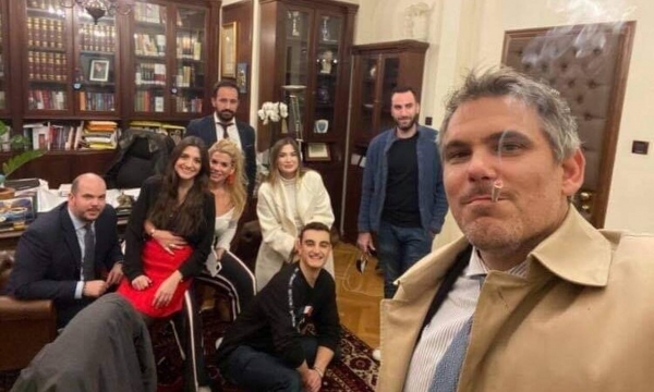&Tau;&iota; &alpha;&pi;&alpha;&nu;&tau;ά &omicron; &pi;&rho;ό&epsilon;&delta;&rho;&omicron;&sigmaf; &tau;&omicron;&upsilon; &Delta;&Sigma;&Alpha;, &Delta;&eta;&mu;ή&tau;&rho;&eta;&sigmaf; &Beta;&epsilon;&rho;&beta;&epsilon;&sigma;ό&sigmaf;, &gamma;&iota;&alpha; &tau;&omicron; &laquo;&pi;ά&rho;&tau;&iota; &gamma;&epsilon;&nu;&epsilon;&theta;&lambda;ί&omega;&nu;&raquo; &tau;&omicron;&upsilon; &mu;&epsilon; 10 ά&tau;&omicron;&mu;&alpha;