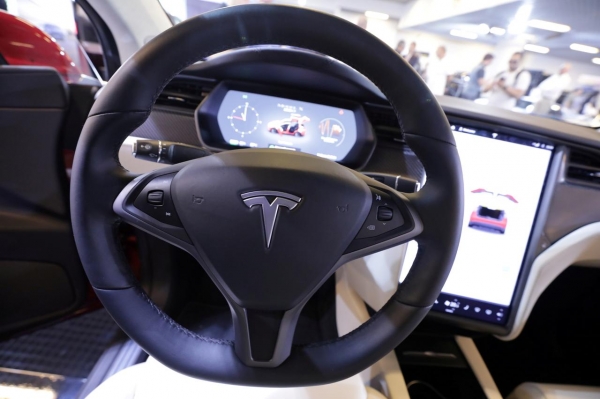 Tesla: &Kappa;&epsilon;&rho;&delta;&omicron;&phi;&omicron;&rho;ί&alpha; &gamma;&iota;&alpha; &tau;&rho;ί&tau;&omicron; &sigma;&upsilon;&nu;&epsilon;&chi;ό&mu;&epsilon;&nu;&omicron; &tau;&rho;ί&mu;&eta;&nu;&omicron;