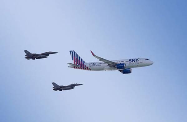 SKY express: &Upsilon;&pi;&epsilon;&rho;ή&phi;&alpha;&nu;&alpha; &mu;&alpha;&zeta;ί &mu;&epsilon; &tau;&eta;&nu; &Pi;&omicron;&lambda;&epsilon;&mu;&iota;&kappa;ή &Alpha;&epsilon;&rho;&omicron;&pi;&omicron;&rho;ί&alpha; &sigma;&tau;&omicron;&nu; &epsilon;&lambda;&lambda;&eta;&nu;&iota;&kappa;ό &omicron;&upsilon;&rho;&alpha;&nu;ό