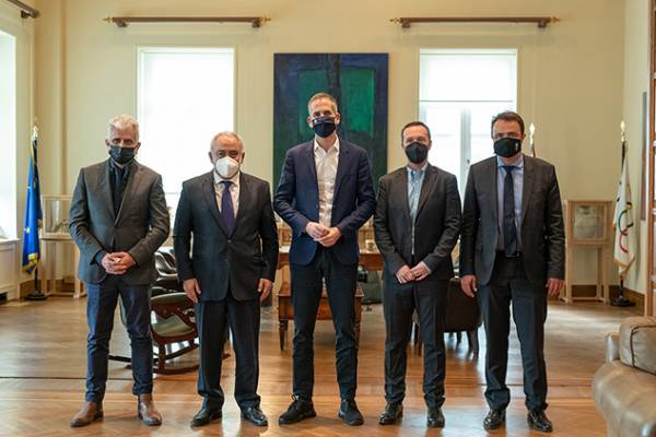 &laquo;Agora Athens&raquo;: &Alpha;&nu;&omicron;ί&gamma;&epsilon;&iota; &omicron; &delta;&rho;ό&mu;&omicron;&sigmaf; &gamma;&iota;&alpha; &tau;&eta;&nu; &alpha;&nu;&alpha;&beta;ά&theta;&mu;&iota;&sigma;&eta; &tau;&eta;&sigmaf; &epsilon;&mu;&pi;&omicron;&rho;&iota;&kappa;ή&sigmaf; &alpha;&gamma;&omicron;&rho;ά&sigmaf; &sigma;&epsilon; &Pi;&lambda;ά&kappa;&alpha; &kappa;&alpha;&iota; &Mu;&omicron;&nu;&alpha;&sigma;&tau;&eta;&rho;ά&kappa;&iota;