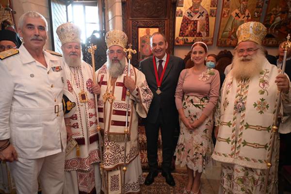 &Tau;&iota;&mu;&eta;&tau;&iota;&kappa;ή &delta;&iota;ά&kappa;&rho;&iota;&sigma;&eta; &gamma;&iota;&alpha; &tau;&omicron;&nu; &Gamma;&iota;ά&nu;&nu;&eta; &Pi;&lambda;&alpha;&kappa;&iota;&omega;&tau;ά&kappa;&eta; &alpha;&pi;ό &tau;&eta;&nu; &Epsilon;&kappa;&kappa;&lambda;&eta;&sigma;ί&alpha; &tau;&eta;&sigmaf; &Kappa;&rho;ή&tau;&eta;&sigmaf;
