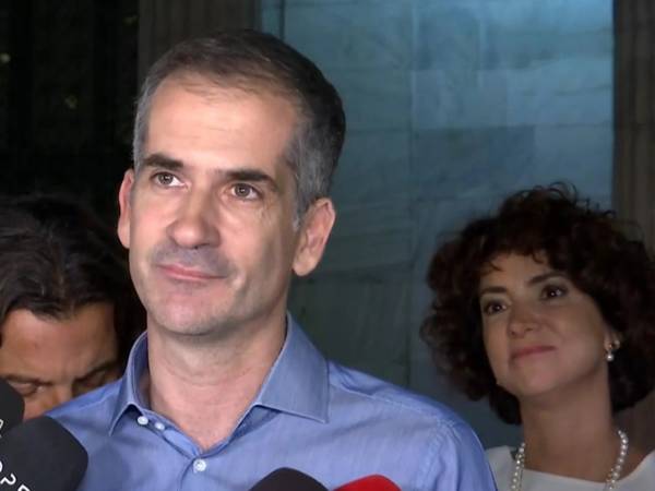 &Nu;έ&omicron;&sigmaf; &delta;ή&mu;&alpha;&rho;&chi;&omicron;&sigmaf; &Alpha;&theta;&eta;&nu;&alpha;ί&omega;&nu; &omicron; &Chi;ά&rho;&eta;&sigmaf; &Delta;&omicron;ύ&kappa;&alpha;&sigmaf; - &Mu;&pi;&alpha;&kappa;&omicron;&gamma;&iota;ά&nu;&nu;&eta;&sigmaf;: &laquo;&Eta; &epsilon;&upsilon;&theta;ύ&nu;&eta; &beta;&alpha;&rho;ύ&nu;&epsilon;&iota; &epsilon;&mu;έ&nu;&alpha;&raquo;
