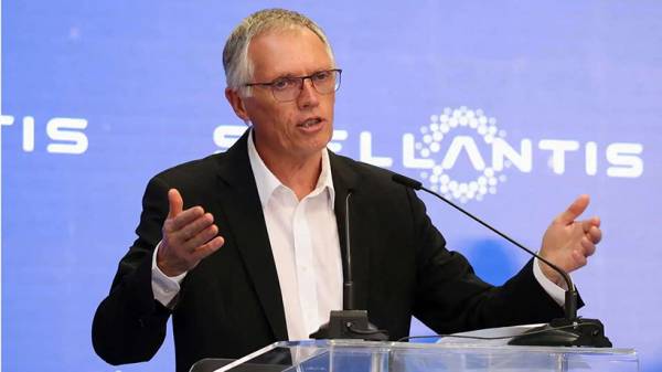 Stellantis: &Pi;&alpha;&rho;&alpha;&iota;&tau;ή&theta;&eta;&kappa;&epsilon; &omicron; &Kappa;ά&rho;&lambda;&omicron;&sigmaf; &Tau;&alpha;&beta;ά&rho;&epsilon;&sigmaf; &alpha;&pi;ό &tau;&eta; &theta;έ&sigma;&eta; &tau;&omicron;&upsilon; &delta;&iota;&epsilon;&upsilon;&theta;ύ&nu;&omicron;&nu;&tau;&omicron;&sigmaf; &sigma;&upsilon;&mu;&beta;&omicron;ύ&lambda;&omicron;&upsilon;