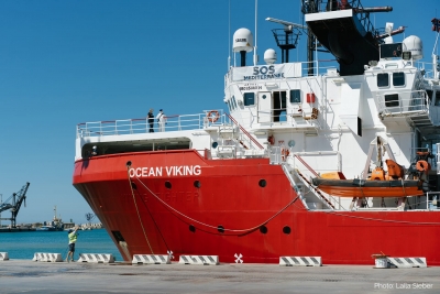 &Sigma;&tau;&eta; &Sigma;&iota;&kappa;&epsilon;&lambda;ί&alpha; &tau;&omicron; &pi;&lambda;&omicron;ί&omicron; Ocean Viking &mu;&epsilon; 422 &mu;&epsilon;&tau;&alpha;&nu;ά&sigma;&tau;&epsilon;&sigmaf; &kappa;&alpha;&iota; &pi;&rho;ό&sigma;&phi;&upsilon;&gamma;&epsilon;&sigmaf;