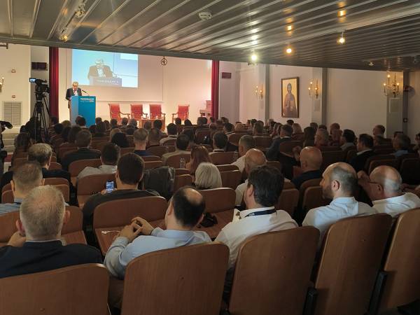 &Pi;&omicron;&iota;&alpha; &mu;&eta;&nu;ύ&mu;&alpha;&tau;&alpha; έ&sigma;&tau;&epsilon;&iota;&lambda;&epsilon; &tau;&omicron; 24&omicron; &Sigma;&upsilon;&nu;έ&delta;&rho;&iota;&omicron; &tau;&eta;&sigmaf; Ύ&delta;&rho;&alpha;&sigmaf; - &Omicron;&iota; &theta;έ&sigma;&epsilon;&iota;&sigmaf; &tau;&omicron;&upsilon; &alpha;&sigma;&phi;&alpha;&lambda;&iota;&sigma;&tau;&iota;&kappa;&omicron;ύ &kappa;&lambda;ά&delta;&omicron;&upsilon;, &tau;&omicron; &tau;&epsilon;&rho;ά&sigma;&tau;&iota;&omicron; &kappa;&epsilon;&nu;ό &pi;&rho;&omicron;&sigma;&tau;&alpha;&sigma;ί&alpha;&sigmaf;, &eta; &sigma;&tau;ά&sigma;&eta; &tau;&eta;&sigmaf; &Pi;&omicron;&lambda;&iota;&tau;&epsilon;ί&alpha;&sigmaf; &kappa;&alpha;&iota; &tau;&alpha; &laquo;&kappa;&alpha;&upsilon;&tau;ά&raquo; &pi;&rho;&omicron;&beta;&lambda;ή&mu;&alpha;&tau;&alpha;