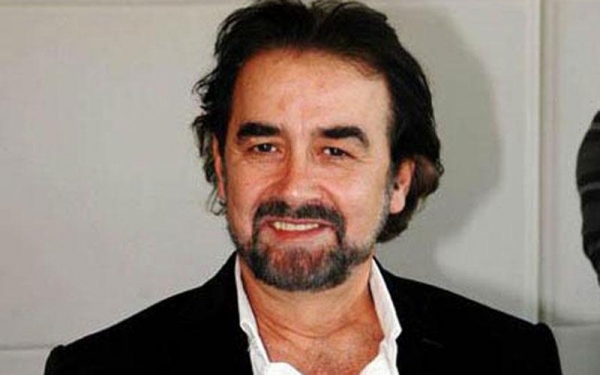 &Pi;έ&theta;&alpha;&nu;&epsilon; &omicron; &delta;&eta;&mu;&omicron;&sigma;&iota;&omicron;&gamma;&rho;ά&phi;&omicron;&sigmaf; &Gamma;&iota;ώ&rho;&gamma;&omicron;&sigmaf; &Chi;&omicron;&upsilon;&lambda;&iota;ά&rho;&alpha;&sigmaf; &mu;&epsilon;&tau;ά &alpha;&pi;ό &mu;ά&chi;&eta; &mu;&epsilon; &tau;&omicron;&nu; &kappa;&alpha;&rho;&kappa;ί&nu;&omicron;