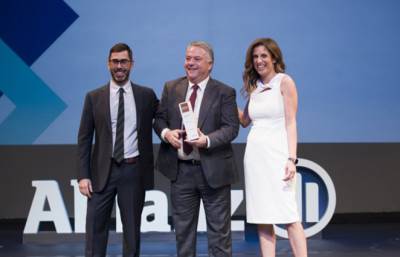 Allianz &Epsilon;&lambda;&lambda;ά&delta;&omicron;&sigmaf;: &laquo;Take the next step. M&alpha;&zeta;ί &kappa;ά&nu;&omicron;&upsilon;&mu;&epsilon; &tau;&omicron; &epsilon;&pi;ό&mu;&epsilon;&nu;&omicron; &beta;ή&mu;&alpha;&raquo;