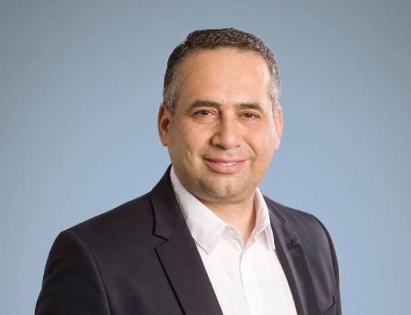 Roche Hellas: &Nu;έ&omicron;&sigmaf; &Delta;&iota;&epsilon;&upsilon;&theta;ύ&nu;&omega;&nu; &Sigma;ύ&mu;&beta;&omicron;&upsilon;&lambda;&omicron;&sigmaf; &omicron; Ezat Azem