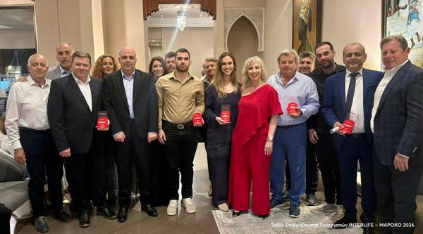 &Eta; INTERLIFE &epsilon;&pi;&iota;&beta;&rho;&alpha;&beta;&epsilon;ύ&epsilon;&iota; &tau;&omicron;&upsilon;&sigmaf; &kappa;&omicron;&rho;&upsilon;&phi;&alpha;ί&omicron;&upsilon;&sigmaf; &sigma;&upsilon;&nu;&epsilon;&rho;&gamma;ά&tau;&epsilon;&sigmaf; &tau;&eta;&sigmaf; &mu;&epsilon; &tau;&alpha;&xi;ί&delta;&iota; &sigma;&tau;&omicron; &Mu;&alpha;&rho;ό&kappa;&omicron;