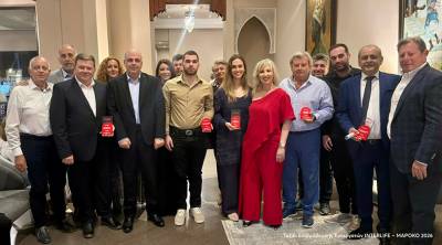 &Eta; INTERLIFE &epsilon;&pi;&iota;&beta;&rho;&alpha;&beta;&epsilon;ύ&epsilon;&iota; &tau;&omicron;&upsilon;&sigmaf; &kappa;&omicron;&rho;&upsilon;&phi;&alpha;ί&omicron;&upsilon;&sigmaf; &sigma;&upsilon;&nu;&epsilon;&rho;&gamma;ά&tau;&epsilon;&sigmaf; &tau;&eta;&sigmaf; &mu;&epsilon; &tau;&alpha;&xi;ί&delta;&iota; &sigma;&tau;&omicron; &Mu;&alpha;&rho;ό&kappa;&omicron;