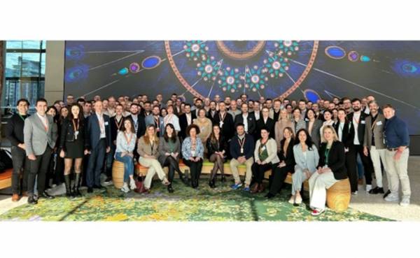 Deloitte &Epsilon;&lambda;&lambda;ά&delta;&alpha;&sigmaf;: &Delta;&iota;&pi;&lambda;ή &delta;&iota;ά&kappa;&rho;&iota;&sigma;&eta; &sigma;&tau;&alpha; &ldquo;Salesforce EMEA Partner Awards 2025&rdquo;