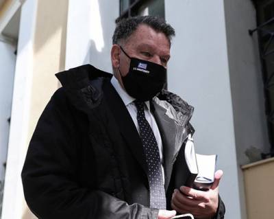 &Sigma;&tau;&omicron; &nu;&omicron;&sigma;&omicron;&kappa;&omicron;&mu;&epsilon;ί&omicron; &omicron; &Alpha;&lambda;. &Kappa;&omicron;ύ&gamma;&iota;&alpha;&sigmaf;: &laquo;&Delta;ί&nu;&omega; ά&lambda;&lambda;&eta; &mu;&iota;&alpha; &mu;ά&chi;&eta; &gamma;&iota;&alpha; &tau;&eta; &zeta;&omega;ή &mu;&omicron;&upsilon; &tau;&eta;&nu; &omicron;&pi;&omicron;ί&alpha; &kappa;&alpha;&iota; &theta;&alpha; &kappa;&epsilon;&rho;&delta;ί&sigma;&omega;&raquo;