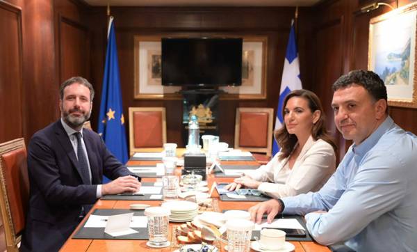&Sigma;&upsilon;&nu;ά&nu;&tau;&eta;&sigma;&eta; &Beta;. &Kappa;&iota;&kappa;ί&lambda;&iota;&alpha; &kappa;&alpha;&iota; &Omicron;. &Kappa;&epsilon;&phi;&alpha;&lambda;&omicron;&gamma;&iota;ά&nu;&nu;&eta; &mu;&epsilon; &tau;&omicron;&nu; &Alpha;&nu;&alpha;&pi;&lambda;&eta;&rho;&omega;&tau;ή &Alpha;&nu;&tau;&iota;&pi;&rho;ό&epsilon;&delta;&rho;&omicron; &Kappa;&upsilon;&beta;&epsilon;&rho;&nu;&eta;&tau;&iota;&kappa;ώ&nu; &Upsilon;&pi;&omicron;&theta;έ&sigma;&epsilon;&omega;&nu; &tau;&omicron;&upsilon; Royal Caribbean Group, A. Carollo