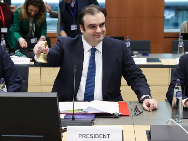 &Kappa;. &Pi;&iota;&epsilon;&rho;&rho;&alpha;&kappa;ά&kappa;&eta;&sigmaf;: O&iota; &beta;&alpha;&sigma;&iota;&kappa;έ&sigmaf; &pi;&rho;&omicron;&tau;&epsilon;&rho;&alpha;&iota;ό&tau;&eta;&tau;&epsilon;&sigmaf; &pi;&omicron;&upsilon; έ&theta;&epsilon;&sigma;&epsilon; &sigma;&tau;&omicron; &pi;&rho;ώ&tau;&omicron; &tau;&omicron;&upsilon; Eurogroup &omega;&sigmaf; &pi;&rho;ό&epsilon;&delta;&rho;&omicron;&sigmaf;