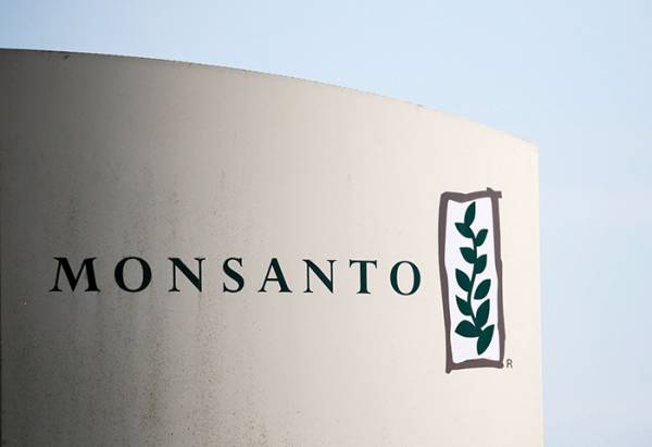 Monsanto: &Pi;&rho;ό&sigma;&tau;&iota;&mu;&omicron; 857 &epsilon;&kappa;&alpha;&tau;. &delta;&omicron;&lambda;. &gamma;&iota;&alpha; &tau;&eta;&nu; έ&kappa;&theta;&epsilon;&sigma;&eta; &pi;&omicron;&lambda;&iota;&tau;ώ&nu; &sigma;&epsilon; &laquo;&alpha;&iota;ώ&nu;&iota;&alpha;&raquo; &chi;&eta;&mu;&iota;&kappa;ά PCB