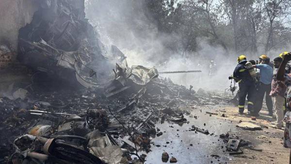 &Sigma;&upsilon;&nu;&epsilon;&tau;&rho;ί&beta;&eta; &epsilon;&pi;&iota;&beta;&alpha;&tau;&iota;&kappa;ό &alpha;&epsilon;&rho;&omicron;&sigma;&kappa;ά&phi;&omicron;&sigmaf; Boeing 787 &tau;&eta;&sigmaf; Air India &mu;&epsilon; 242 &epsilon;&pi;&iota;&beta;&alpha;ί&nu;&omicron;&nu;&tau;&epsilon;&sigmaf;