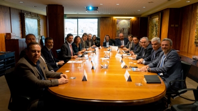 &Tau;&omicron; &Epsilon;.&Epsilon;.&Alpha;. &sigma;&tau;&eta;&nu; &Iota;&sigma;&pi;&alpha;&nu;ί&alpha;: &Sigma;&epsilon;&iota;&rho;ά &sigma;&eta;&mu;&alpha;&nu;&tau;&iota;&kappa;ώ&nu; &epsilon;&pi;&alpha;&phi;ώ&nu; &mu;&epsilon; &tau;&omicron; &Epsilon;&pi;&iota;&mu;&epsilon;&lambda;&eta;&tau;ή&rho;&iota;&omicron; &Beta;&alpha;&rho;&kappa;&epsilon;&lambda;ώ&nu;&eta;&sigmaf; &kappa;&alpha;&iota; &mu;&epsilon; &phi;&omicron;&rho;&epsilon;ί&sigmaf; &sigma;&tau;ή&rho;&iota;&xi;&eta;&sigmaf; &tau;&eta;&sigmaf; &epsilon;&pi;&iota;&chi;&epsilon;&iota;&rho;&eta;&mu;&alpha;&tau;&iota;&kappa;ό&tau;&eta;&tau;&alpha;&sigmaf;