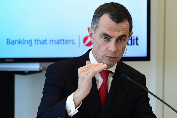 &Alpha;&pi;&omicron;&chi;&omega;&rho;&epsilon;ί &alpha;&pi;ό &tau;&eta;&nu; UniCredit &omicron; &delta;&iota;&epsilon;&upsilon;&theta;ύ&nu;&omega;&nu; &sigma;ύ&mu;&beta;&omicron;&upsilon;&lambda;&omicron;&sigmaf;