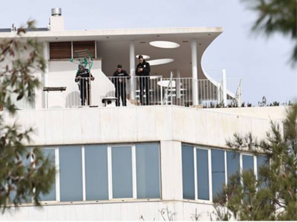 &Sigma;&pi;ύ&rho;&omicron;&sigmaf; &Kappa;&alpha;&rho;&nu;έ&sigma;&eta;&sigmaf;: &Eta; &alpha;&nu;&alpha;&kappa;&omicron;ί&nu;&omega;&sigma;&eta; &gamma;&iota;&alpha; &tau;&omicron; &mu;&alpha;&kappa;&epsilon;&lambda;&epsilon;&iota;ό &sigma;&tau;&eta; &Gamma;&lambda;&upsilon;&phi;ά&delta;&alpha;