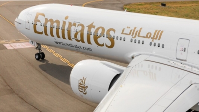 H Emirates &pi;&rho;&omicron;&sigma;&phi;έ&rho;&epsilon;&iota; &delta;&iota;&pi;&lambda;ά &mu;ί&lambda;&iota;&alpha; &sigma;&tau;&omicron;&upsilon;&sigmaf; &pi;&epsilon;&lambda;ά&tau;&epsilon;&sigmaf; &tau;&eta;&sigmaf;