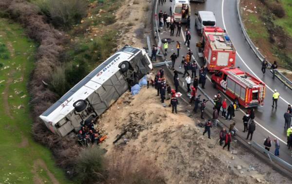 &Tau;&omicron;&upsilon;&rho;&kappa;ί&alpha;: 9 &nu;&epsilon;&kappa;&rho;&omicron;ί &kappa;&alpha;&iota; 25 &tau;&rho;&alpha;&upsilon;&mu;&alpha;&tau;ί&epsilon;&sigmaf; &sigma;&epsilon; &tau;&rho;&omicron;&chi;&alpha;ί&omicron; &sigma;&tau;&eta;&nu; &Alpha;&tau;&tau;ά&lambda;&epsilon;&iota;&alpha;