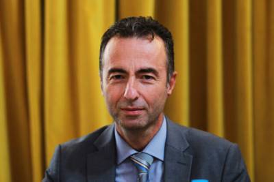 Έ&nu;&omega;&sigma;&eta; &Delta;&iota;&kappa;&alpha;&sigma;&tau;ώ&nu; &kappa;&alpha;&iota; &Epsilon;&iota;&sigma;&alpha;&gamma;&gamma;&epsilon;&lambda;έ&omega;&nu;: &Tau;&omicron; &nu;έ&omicron; &Delta;&Sigma; - &Pi;&alpha;&rho;&alpha;&mu;έ&nu;&epsilon;&iota; &pi;&rho;ό&epsilon;&delta;&rho;&omicron;&sigmaf; &omicron; &Chi;&rho;&iota;&sigma;&tau;ό&phi;&omicron;&rho;&omicron;&sigmaf; &Sigma;&epsilon;&beta;&alpha;&sigma;&tau;ί&delta;&eta;&sigmaf;