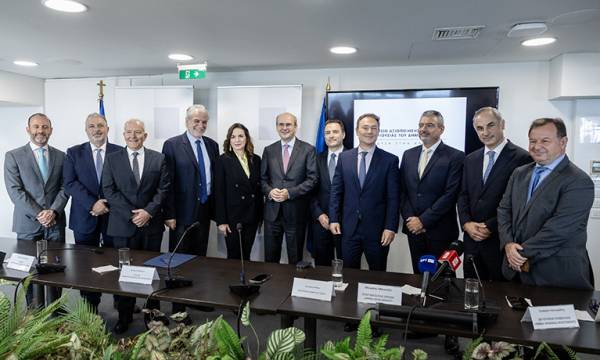 &Sigma;&tau;&eta; LAMDA Development &eta; &mu;&alpha;&rho;ί&nu;&alpha; mega yacht &sigma;&tau;&eta;&nu; &Kappa;έ&rho;&kappa;&upsilon;&rho;&alpha;