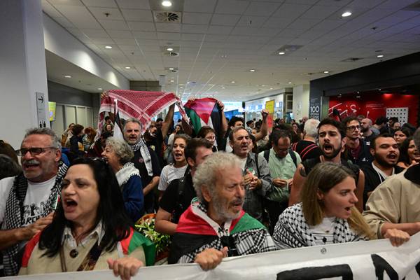 &Sigma;&tau;&eta;&nu; &Epsilon;&lambda;&lambda;ά&delta;&alpha; &omicron;&iota; 27 Έ&lambda;&lambda;&eta;&nu;&epsilon;&sigmaf; &alpha;&kappa;&tau;&iota;&beta;&iota;&sigma;&tau;έ&sigmaf; &alpha;&pi;ό &tau;&omicron; &Iota;&sigma;&rho;&alpha;ή&lambda;