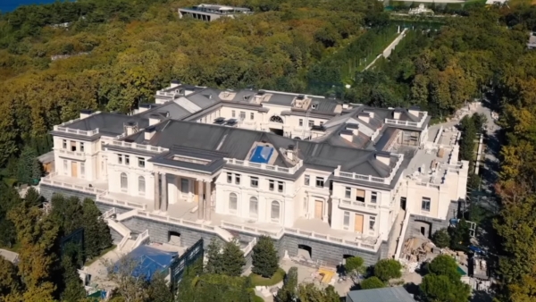 &Rho;&omega;&sigma;ί&alpha;: &Pi;&rho;ώ&eta;&nu; &sigma;&upsilon;&mu;&pi;&alpha;ί&kappa;&tau;&eta;&sigmaf; &tau;&omicron;&upsilon; &Pi;&omicron;ύ&tau;&iota;&nu; &sigma;&tau;&omicron; &tau;&zeta;&omicron;ύ&nu;&tau;&omicron; &delta;&eta;&lambda;ώ&nu;&epsilon;&iota; ό&tau;&iota; &tau;&omicron;&upsilon; &alpha;&nu;ή&kappa;&epsilon;&iota; &tau;&omicron; &pi;&alpha;&lambda;ά&tau;&iota;, &tau;&omicron; &omicron;&pi;&omicron;ί&omicron; &omicron; &Nu;&alpha;&beta;ά&lambda;&nu;&iota; &chi;&rho;&epsilon;ώ&nu;&epsilon;&iota; &sigma;&tau;&omicron;&nu; &Rho;ώ&sigma;&omicron; &pi;&rho;ό&epsilon;&delta;&rho;&omicron;